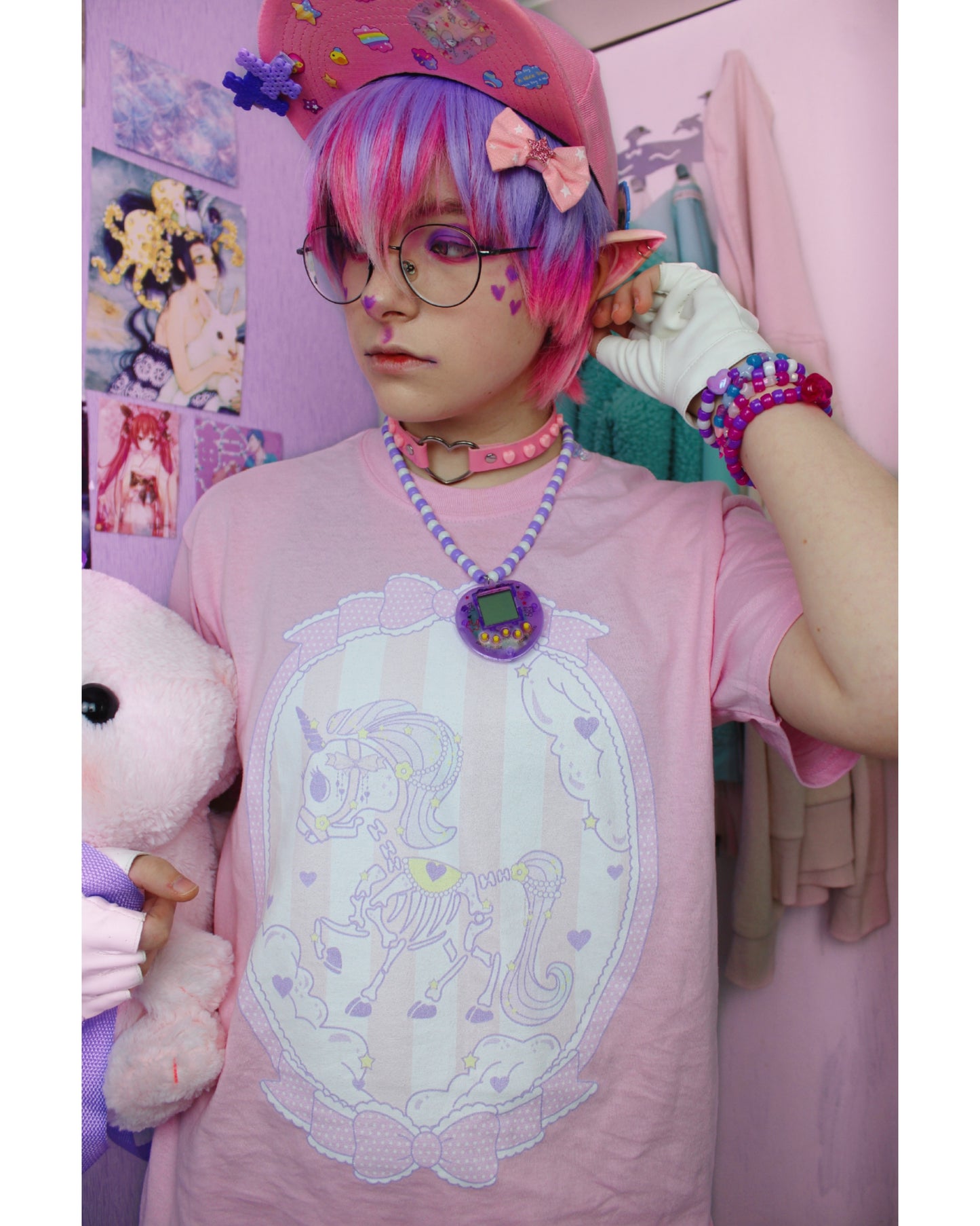 Youthful model wearing Unicorn Kawaii Shirt