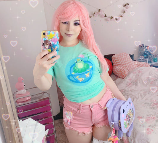  Kawaii frog t-shirt with pastel colors and cute anime-style design.